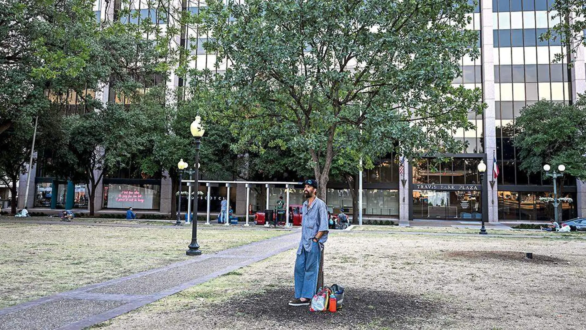 Migrantes en un jardín en San Antonio, Texas